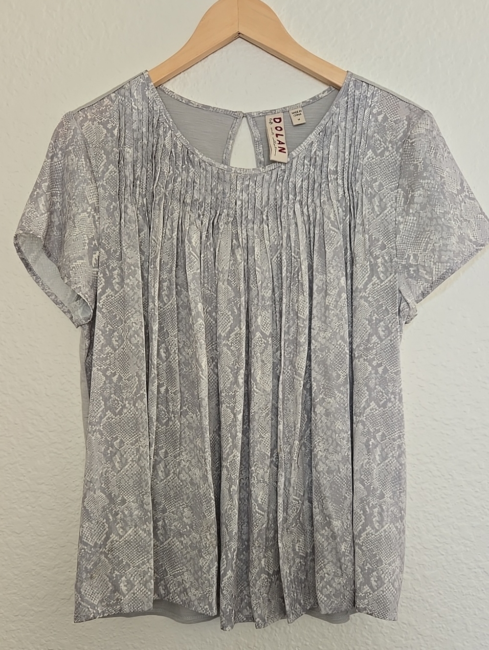dolan Antropologie Light Gray Snake-Print Pleated Short Sleeve Blouse